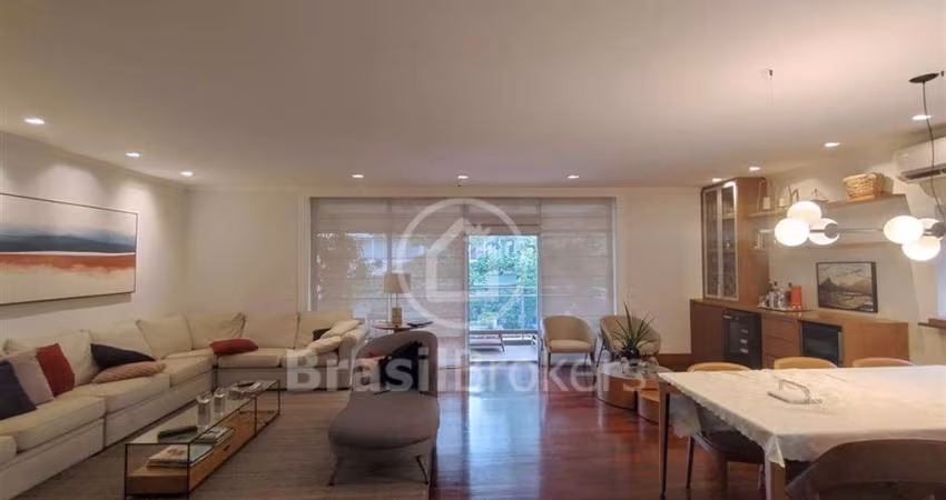 Lindo e amplo apartamento com varanda, sala e 4 quartos. 2 vagas.