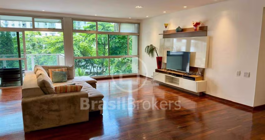 Apartamento Reformado no Edifício Trouville