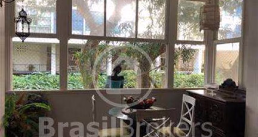 Apartamento na Sambaiba, em local bucólico no Leblon
