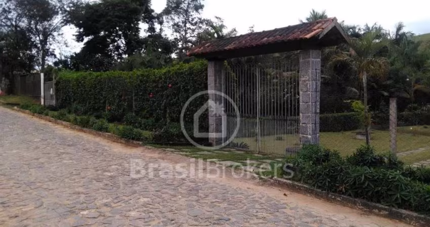 Rural à venda com 1400,00m² e 4 quartos em Centro, Valença - rj