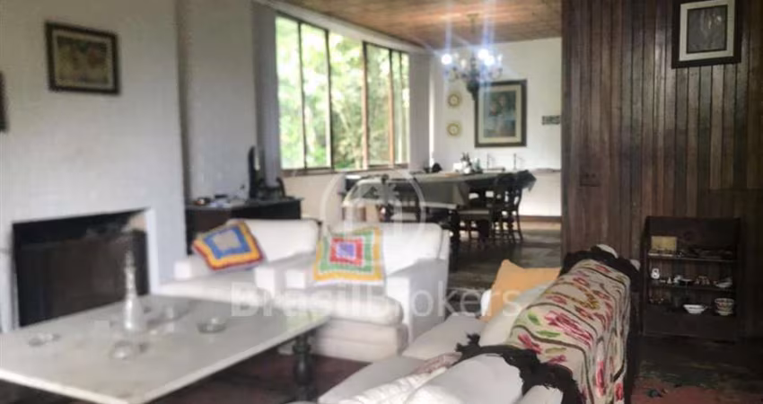 Refúgio de Paz e Verde em Condomínio Fechado com Segurança
