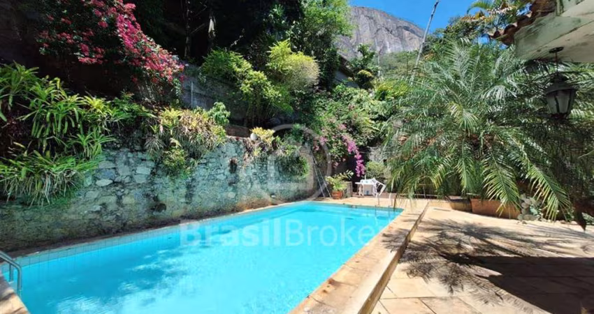 Casa na Alexandre Stockler  com terreno 1400 m² e 5 suites, Rio de Janeiro - RJ