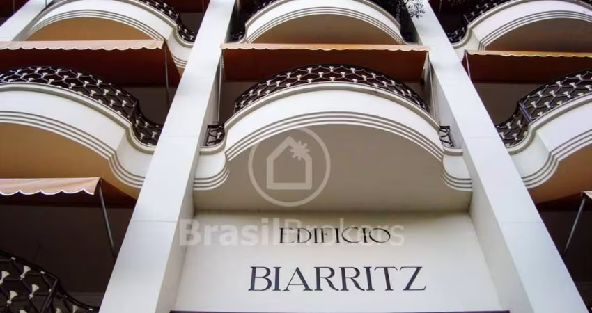 Apartamento com 3 quartos, sendo 2 suítes, localizado no imponente Edifício Biarritz, o prédio residencial mais querido do Rio de Janeiro.