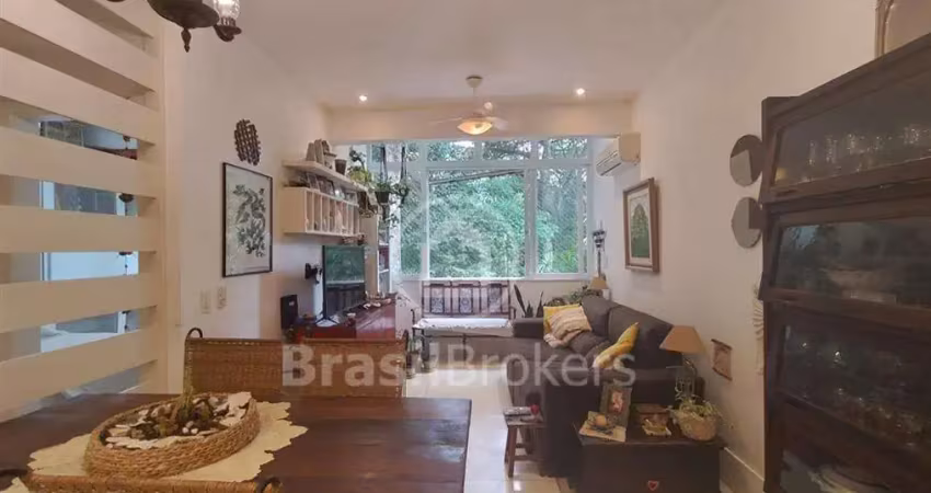 Lindo & reformado, com sala, 2 quartos e 1 vaga, em condomínio com infraestrutura completa !