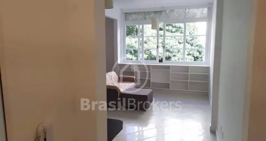 Charmoso apartamento à venda na rua rainha guilhermina, leblon, com vaga, sem elevadores..