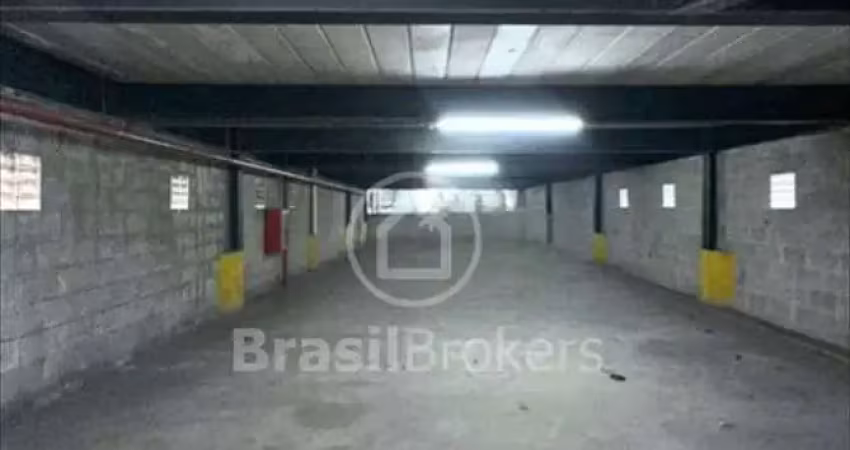 Prédio e terreno na rua das laranjeiras com 1.644 m2 de área total.