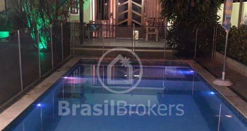 Casa em Condomínio Bosque dos Esquilosà venda com 608,00m² e 6 quartos em Jacarepaguá, Rio de Janeiro - rj