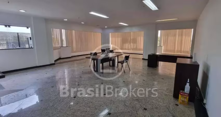 Excelente sala comercial com 170 metros quadrados , localizadas no coração da barra da tijuca.