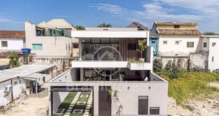 Casa Alto Padrão 3 suítes, porteira fechada no Condomínio Tangarás Recreio