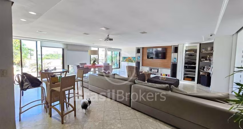 Cobertura espetacular com localização privilegiada a uma quadra da praia na Barra da Tijuca!