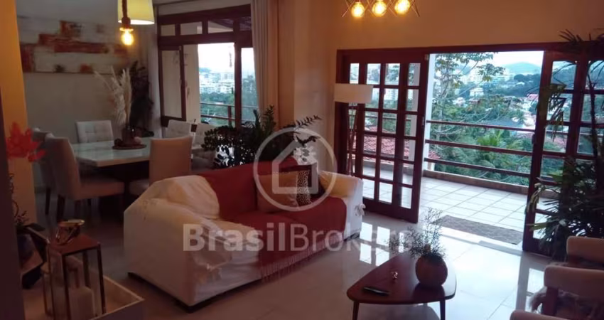 Casa com excelente vista e arquitetura no Condomínio Eldorado