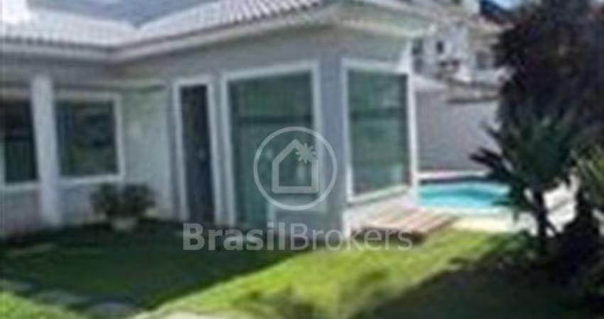 MANSÃO com 600m2 área construída, 6 quartos sendo 4 suites , hidromassagem , em RECREIO DOS BANDEIRANTES.