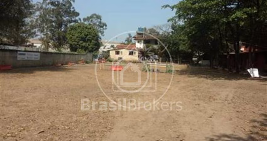 Terreno plano com casa no Recreio dos Bandeirantes