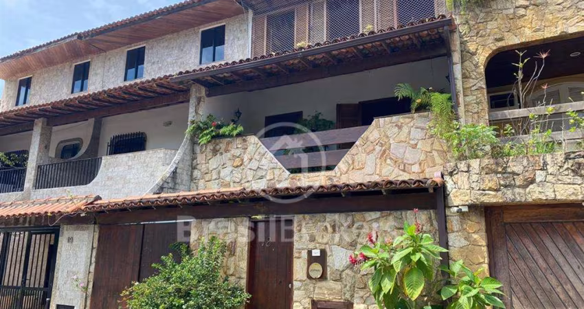 Casa Triplex 200 m², em condomínio fechado, na Barra