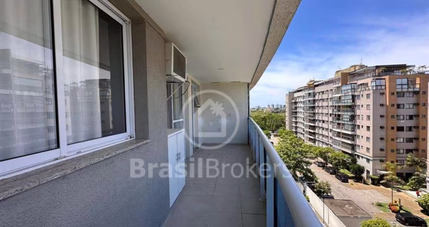 Excelente apartamento silencioso 03 quartos com 2 suítes e um lavabo todo reformado com 93 m2. Condomínio lazer total.
