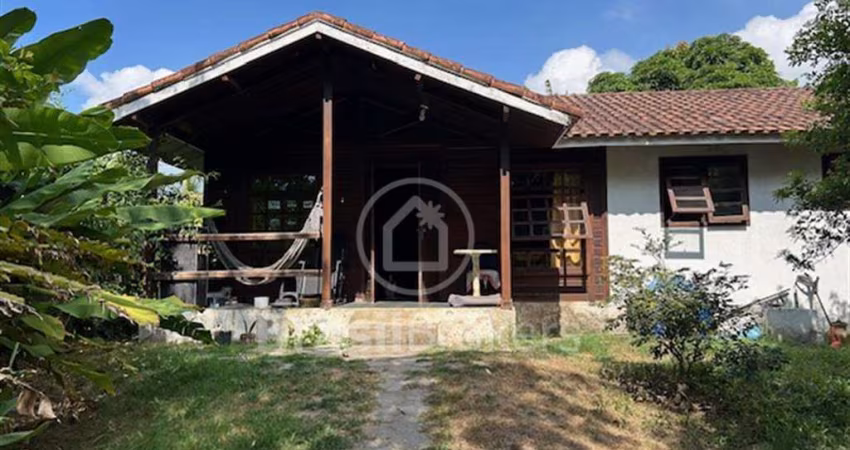 Casa de madeira com um terreno plano maravilhoso com 600 metros para construção de casas dentro de condomínio.