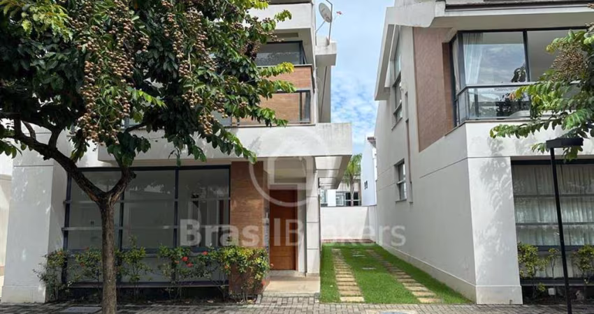 ESPETACULAR CASA EM CONDOMINIO FECHADO