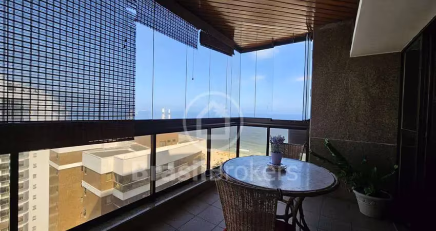 Flat com Varanda e Serviços na Barra da Tijuca de Frente ao Mar
