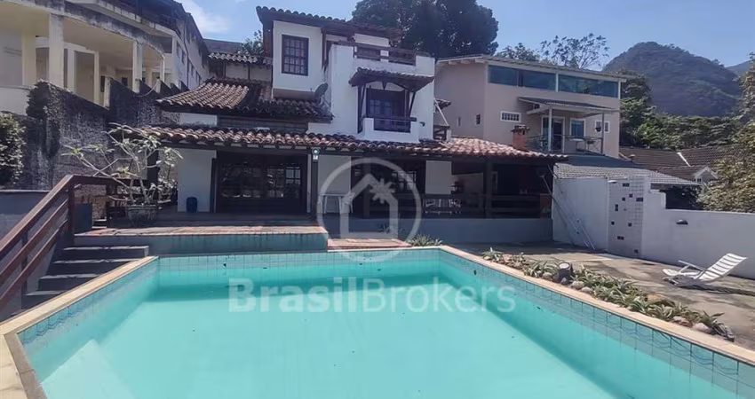 Casa Condomínio 4 quartos com Piscina e Quintal, Luxo.