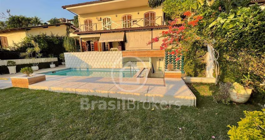 Casa 4 quartos, estilo colonial e moderno com vista linda e indevassável!
