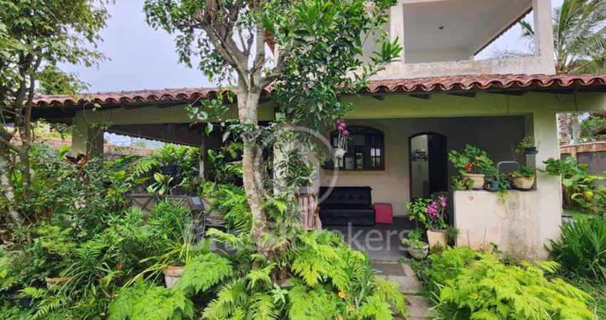 Descubra seu paraíso no Recreio! Casa duplex estilo colonial com vista espetacular para as montanhas em condomínio fechado.
