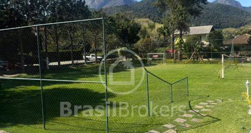 Excelente CASA em condomínio fechado em TERESÓPOLIS!!