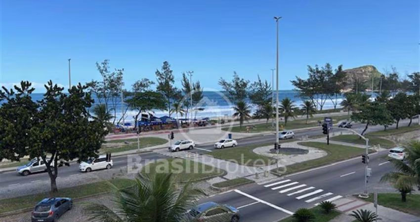 Excelente apartamento FRENTE DE MAR, com vista deslumbrante na praia do Recreio com 199 metros.