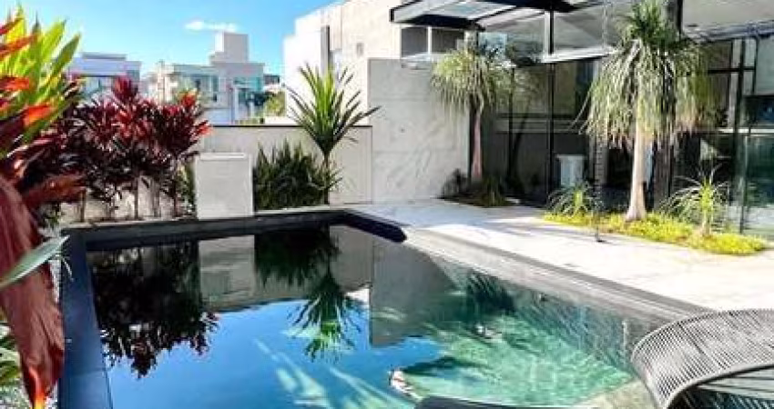 Casa de 300 m2 c/ 4 dorm. + piscina no Caledônia em Camboriú