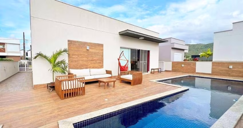 Casa de 285 m2 de 3 dorm. c/ piscina aquecida no Caledônia