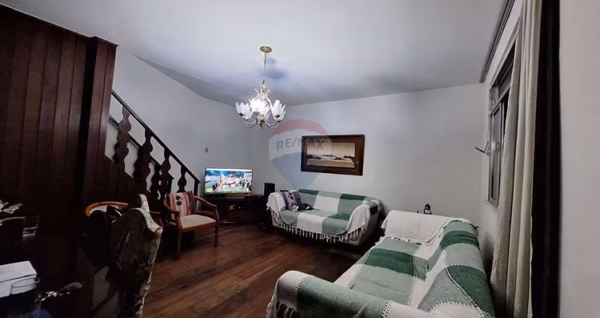 Terreno com Duas Casas Independentes, 5 Quartos, Terraço e 2 Vagas na Penha!