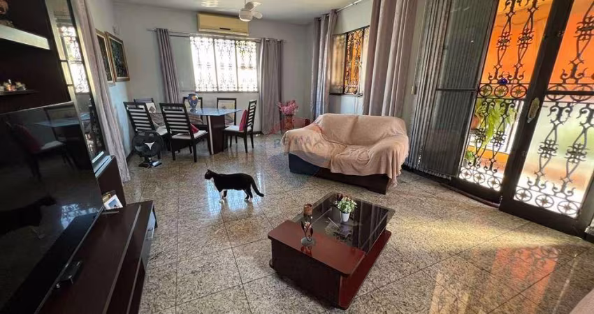 Casa triplex de 648m², 5 quartos, suíte e mega estacionamento na taquara!