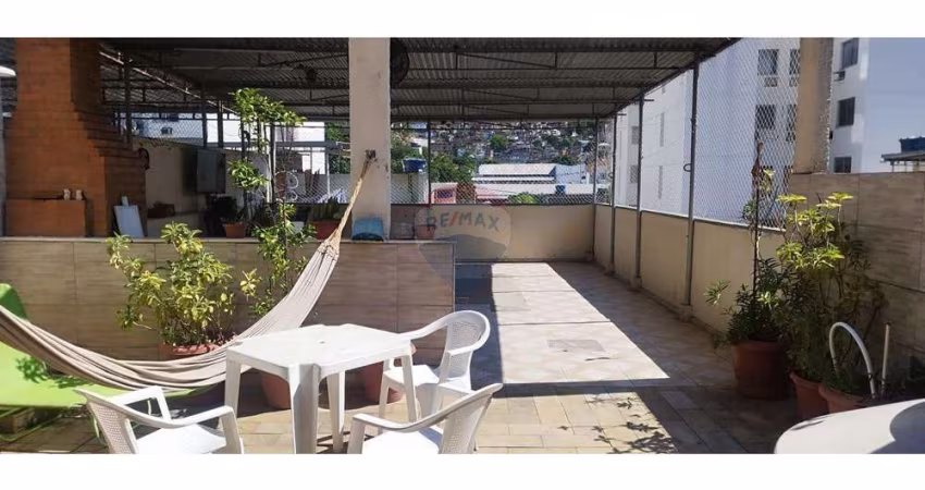 CASA  DE VILA TRIPLEX TENDO TERRAÇO COM CHURRASQUEIRA E UMA VAGA DE GARAGEM