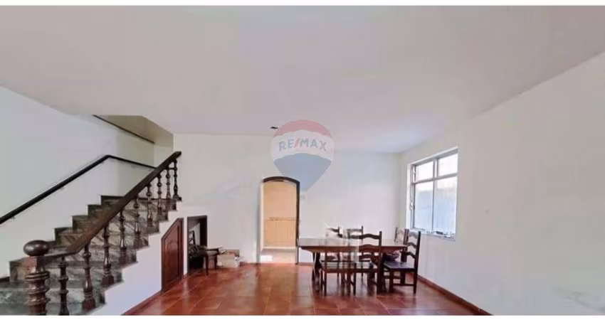 Casa dois andares com quintal, vaga para três garagens, dois banheiros, três quartos, area gourmet, cozinha, sala.