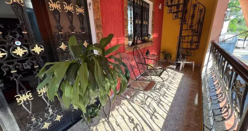Casa triplex de 648m², 5 quartos, suíte e mega estacionamento na taquara!