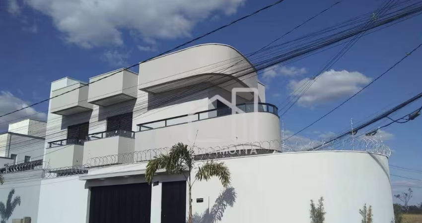 Sobrado com 3 dormitórios à venda, 112 m² por R$ 740.000,00 - Laranjeiras - Uberlândia/MG