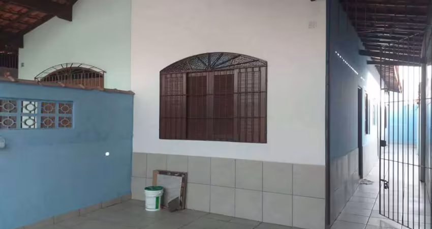 Excelente casa de 02 dormitórios, sendo 01 suíte, 02 vagas de garagem. o imóvel está localizado no balneário maracanã, localização que recebeu diversos investimentos, proporcionando mais comodidade e 