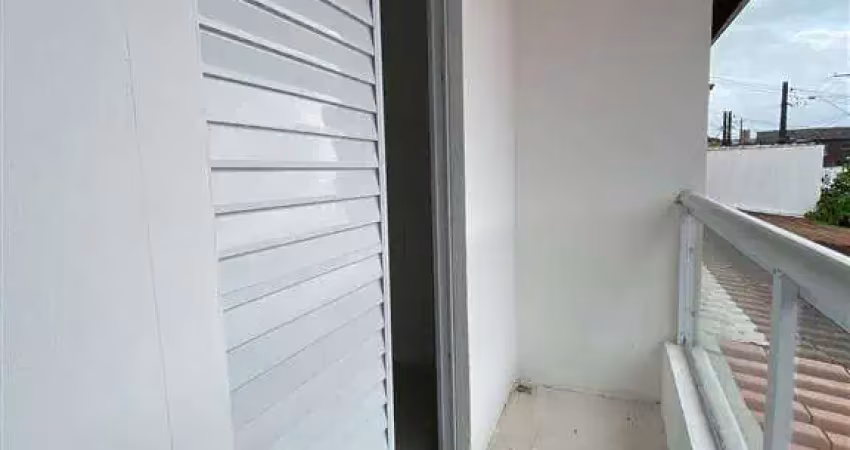 Ótimo sobrado de condomínio com 2 dormitórios e entrada individual no bairro jardim melvi em praia grande!