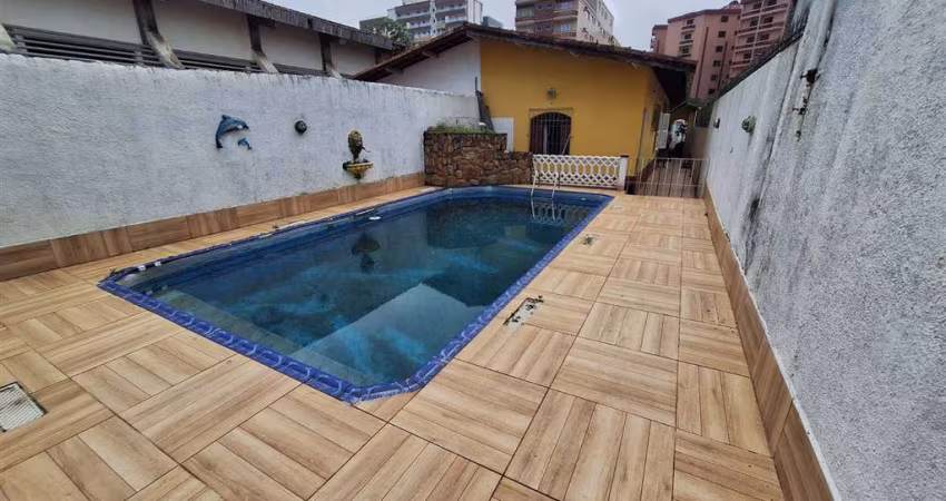 Excelente casa de 2 dormitórios, churrasqueira, piscina e 01 edícula na Vila Caiçara. Imóvel com pagamento facilitado na seguinte conformidade: R$ 250.000,00 de entrada, e parcelas de R$ 5.450,00 decr