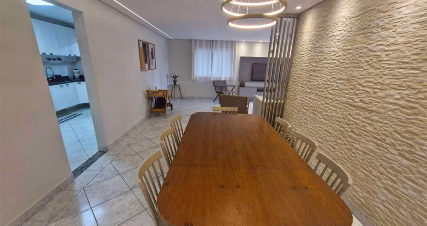 O imóvel está localizado na Vila Tupi, bairro que possui Escolas Municipais, Colégio Objetivo, Unidade de Saúde da Família, uma unidade do Conviver, além de estar próximo ao Ginásio Poliesportivo Rodr