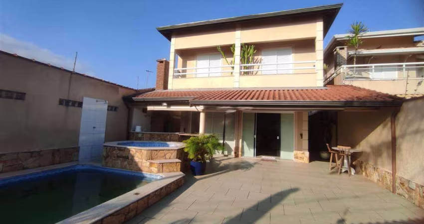EXCELENTE CASA COM 4 SUÍTES E PISCINA EM PRAIA GRANDE!