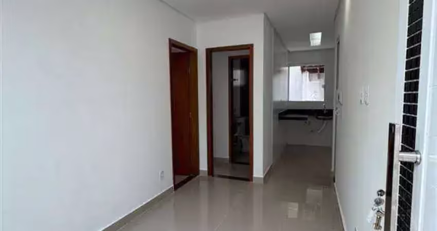 Excelente casa de condomínio térrea com 02 dormitórios no bairro vila mirim em praia grande!