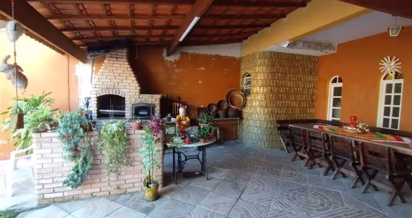 Excelente sobrado com 02 dormitórios, sendo 02 suíte amplas com sacada, copa e cozinha separada, amplo quintal com área de churrasqueira e depósito, 06 vagas de garagem. o imóvel está localizado na vi