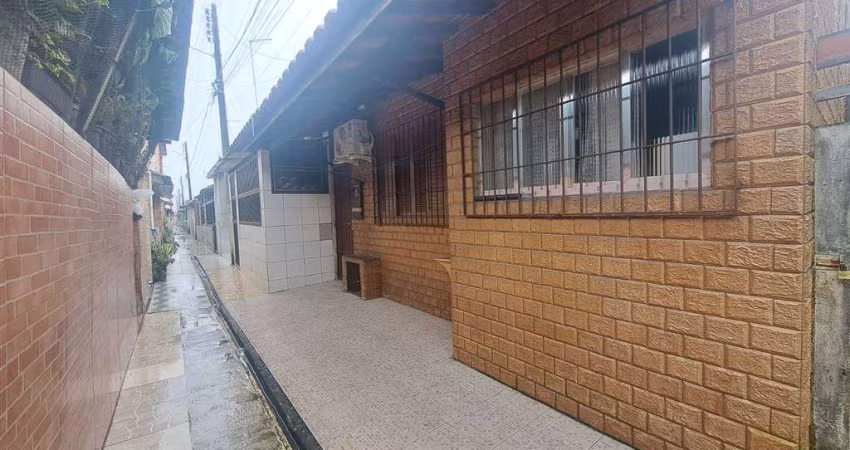 Excelente casa de condomínio tipo bangalô em ótimo estado de conservação. O imóvel está localizado na Vila Caiçara, bairro que vem recebendo cada vez mais investimentos na infraestrutura, além de ter 