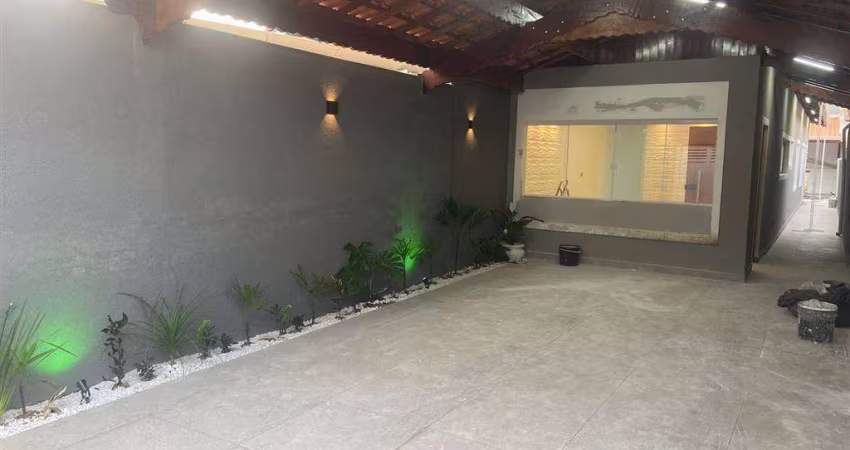 Excelente casa geminada com 02 dormitórios sendo 01 suíte, piscina, churrasqueira e 04 vagas de garagem na Vila Caiçara. Proprietário estuda parcelamento direto a curto prazo e veículo como parte de p