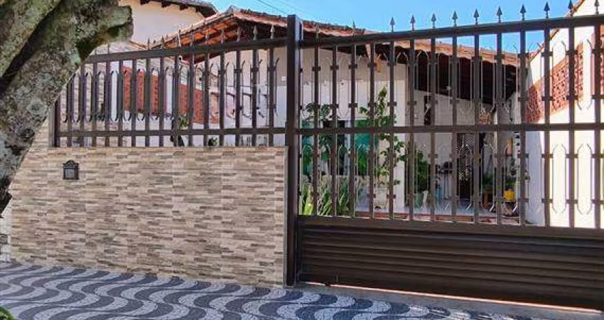 Excelente casa geminada com 02 dormitórios, sendo 01 suíte, 02 vagas de garagem, 01 edícula assobradada com a seguinte disposição: parte de baixo 01 cômodo com banheiro e na parte superior 02 cômodos 