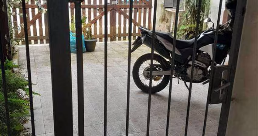 Excelente casa no Jardim Melvi com 02 dormitórios, 02 vagas de garagem e edícula.