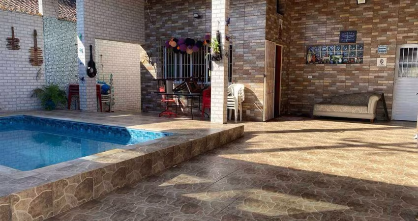 Excelente casa com 02 suítes, sendo 01 master com hidromassagem, piscina, churrasqueira e 04 vagas de garagem. O imóvel está localizado na Nova Mirim, bairro que concentra vários serviços de educação,