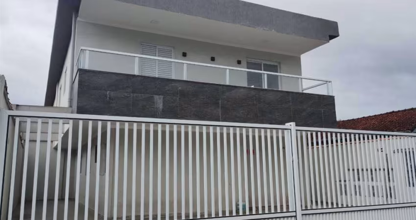 Excelente casa de condomínio sobreposta alta com 02 dormitórios e ampla sacada com churrasqueira. O imóvel está localizado na Nova Mirim, bairro que concentra vários serviços de educação, esporte e sa