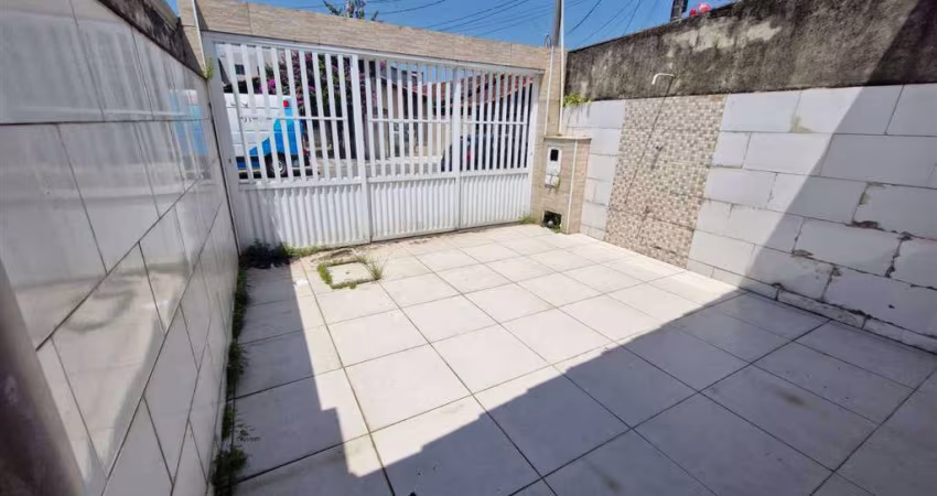 Excelente casa Individual, 01 dormitório, 02 vagas de garagem, 01 lavanderia,  O imóvel está localizado no Balneário Maracanã, localização que recebeu diversos investimentos, proporcionando mais comod