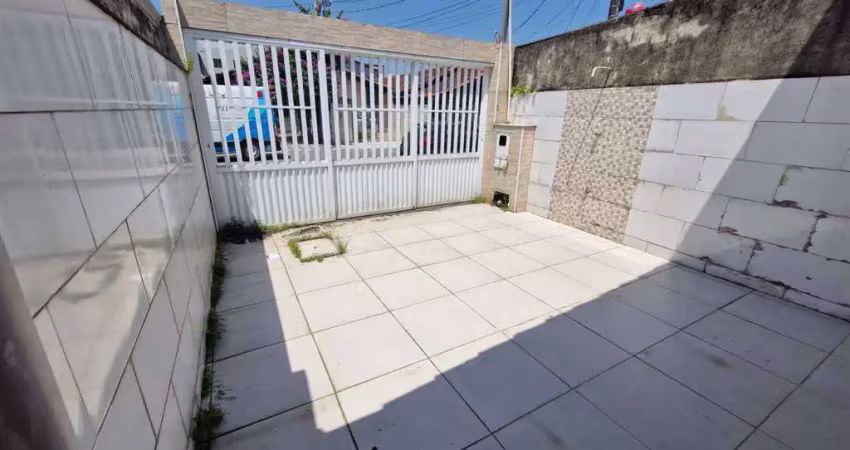 Excelente casa individual, 01 dormitório, 02 vagas de garagem, 01 lavanderia,  o imóvel está localizado no balneário maracanã, localização que recebeu diversos investimentos, proporcionando mais comod